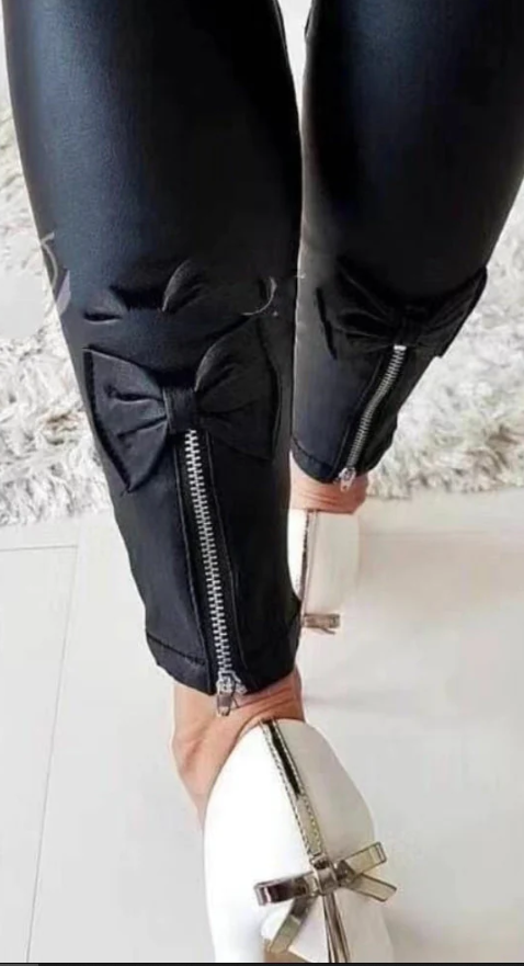 
                  
                    Pantaloni Donna Eco Pelle Con Zip e Fiocco
                  
                